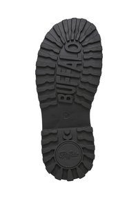 Semelle de chaussure en caoutchouc noir avec des crampons profonds, portant le nom de la marque "Buffalo" en relief et la taille indiquée "38". Surface texturée avec des accents circulaires.