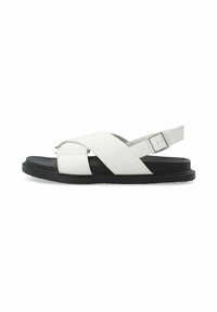 Witte lederen sandalen met een kruisbandontwerp, voorzien van een zwarte zool en een verstelbare enkelgesp. Gladde textuur, minimalistische stijl.