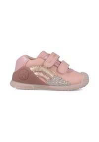 Zapatilla infantil rosa con dos correas de Velcro, acentos en un brillante tono dorado rosa, detalles brillantes en el costado y una suela de goma texturizada.
