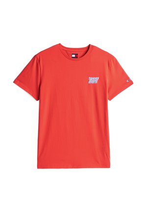 T-shirt rossa in cotone con maniche corte, colletto girocollo e logo bianco "TOMMY HILFIGER NEW YORK CITY" sul lato sinistro del petto. Texture liscia.