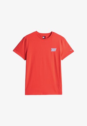 T-shirt rossa in cotone con maniche corte, colletto girocollo e logo bianco "TOMMY HILFIGER NEW YORK CITY" sul lato sinistro del petto. Texture liscia.