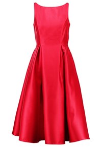 Robe A-line rouge en satin avec un design sans manches, décolleté arrondi et jupe fluide. Présente des plis pour plus de forme.