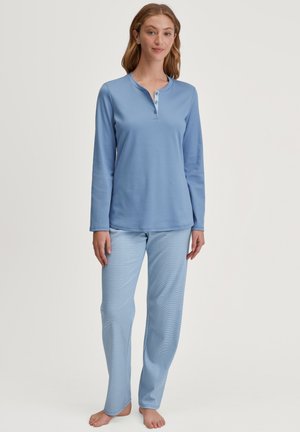 Himmelblaues Langarm-Henley-Oberteil mit drei Knöpfen und passenden gestreiften Schlafanzughosen. Weicher Stoff, lockere Passform, glatte Textur.