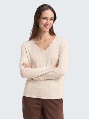Beige långärmad V-ringad tröja i mjukt material. Har en avslappnad passform, med en slät textur och minimala sömnadsdetaljer.