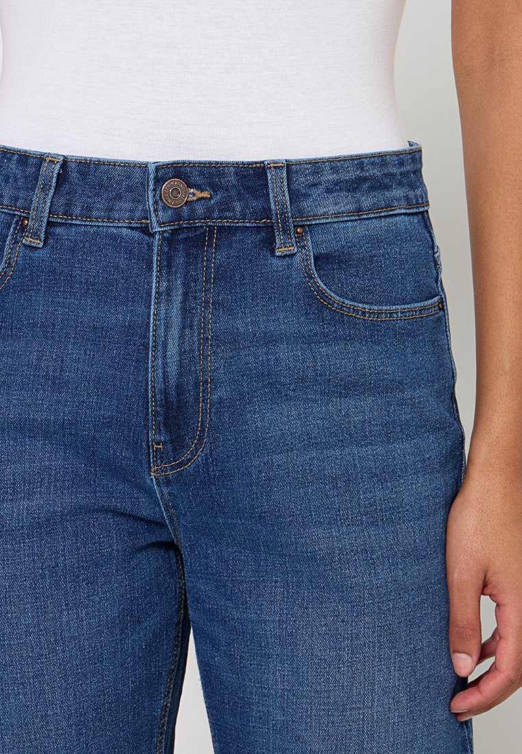 Blaue Denim-Jeans mit einem klassischen Fünf-Taschen-Design, einem Knopfverschluss und dezenten Nähten entlang der Taschen und Nähte.