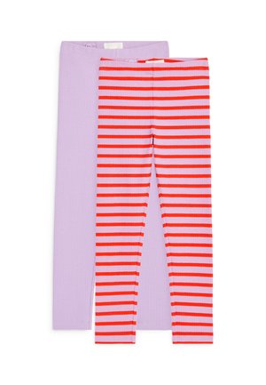 Deux paires de leggings côtelés pour enfants, un lavande uni et un lavande avec des rayures horizontales rouges, posés à plat sur un fond blanc.
