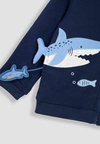 JoJo Maman Bébé HIPPO APPLIQUE REVERSIBLE HOODIE - Kardigán - navy blue shark