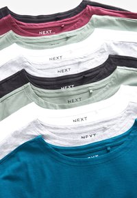 Assortiment de t-shirts à col rond en vert, noir, blanc, gris, bordeaux et bleu sarcelle, avec une texture en coton lisse et une étiquette "NEXT" sur l'encolure.