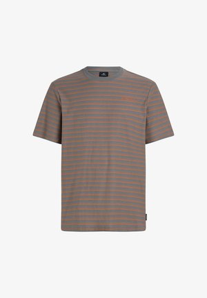 T-shirt gris à manches courtes avec des rayures orange horizontales, présentant un col rond et un petit logo sur la poitrine. Tissu en coton.