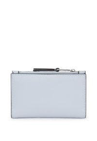 Portafoglio in pelle azzurro chiaro con texture liscia, dettagli neri, chiusura con zip e cuciture visibili lungo i bordi. Forma rettangolare.
