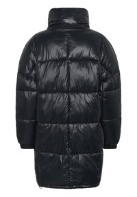 Melns pūkains mētelis ar augstu apkakli, kviltētu dizainu un spīdīgu, gludu tekstūru. Brīvs siluets ar elastīgiem aprocēm un apakšmalu.