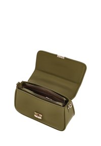Olíva zöld bőr kézitáska, téglalap alakú, aranyszínű kapoccsal és belső cipzáras rekesszel. Simátságú, minimalista dizájn.