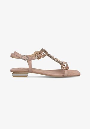 Flache Sandale aus leichtem rosa Wildleder, mit einem verzierten T-Riemen-Design, verstellbarem Knöchelriemen und einem viereckigen, mit Metallakzenten versehenen Absatz.