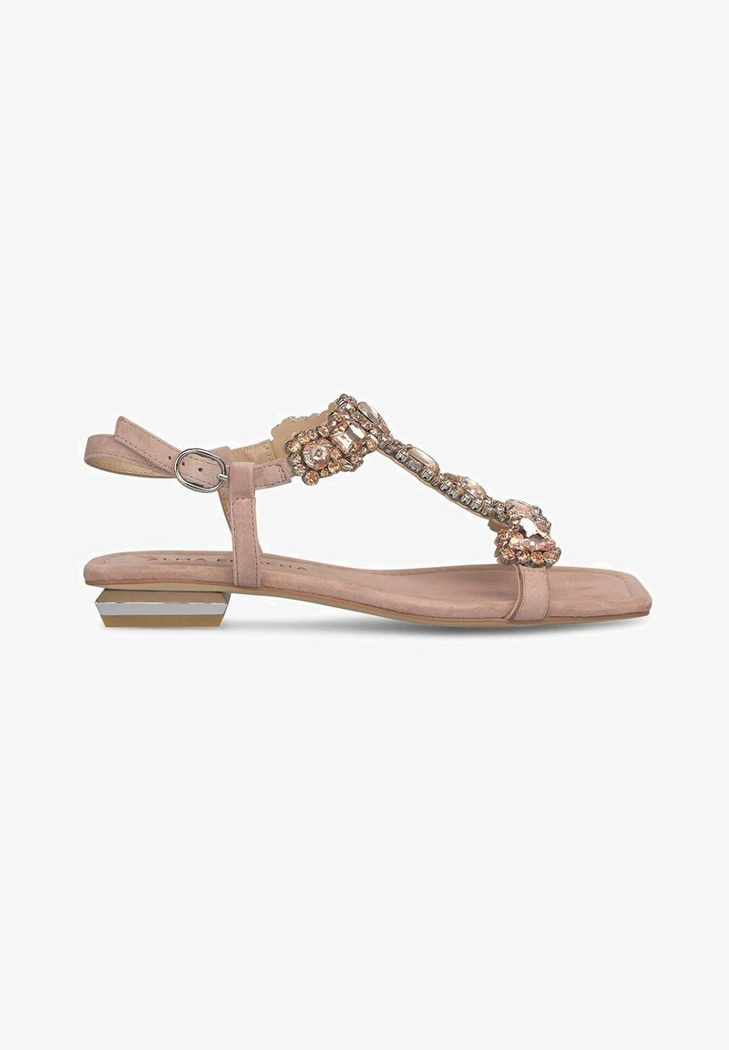 Platte sandalen in lichtroze suede, met een juweelachtige T-bandontwerp, verstelbare enkelriem en een vierkante hiel met metallic accenten.