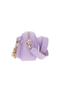 Borsa a tracolla in pelle lilla con hardware dorato, chiusura con zip, tracolla regolabile e accentuazione decorativa in catena. Texture liscia, forma arrotondata.