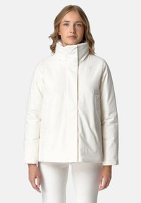 Weiße Daunenjacke mit hohem Kragen, Fronttaschen und glatter Textur. Minimalistisches Design mit einem dezenten Markenlogo auf der Brust.