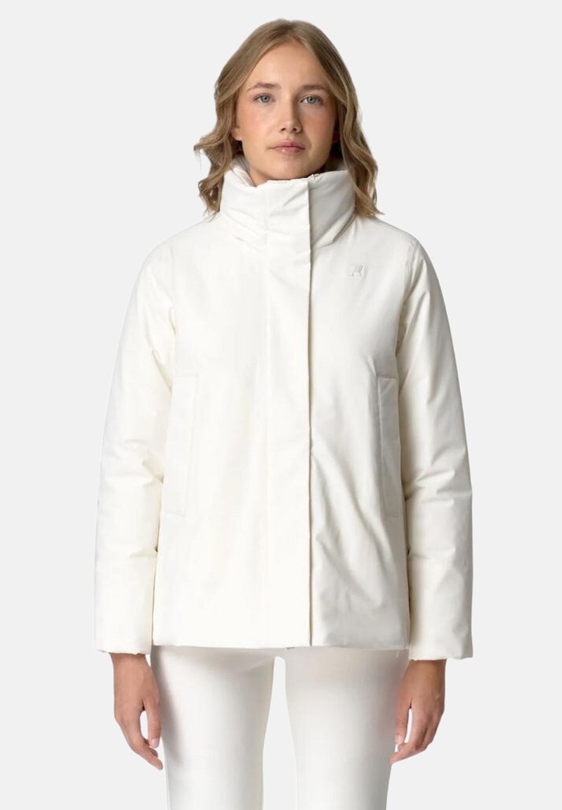 Weiße Daunenjacke mit hohem Kragen, Fronttaschen und glatter Textur. Minimalistisches Design mit einem dezenten Markenlogo auf der Brust.