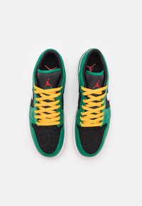 Tenisky s horní částí v zelené a černé barvě, žlutými šňůrkami a vzorovanou texturou. Červené akcenty loga na jazyku a boku. Klasický design.