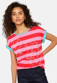 Nevybráno, red stripe embroidered