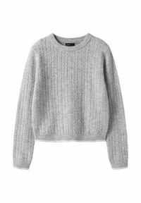 Pelēks trikotāžas džemperis ar vadu rakstu, apaļu apkakli, garām piedurknēm un ribotu apakšu. Mīksta tekstūra un vaļīgs siluets.