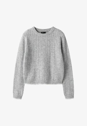 Grå strikket genser med kabelmønster, rund hals, lange ermer og ribbet kant. Myk tekstur og avslappet passform.