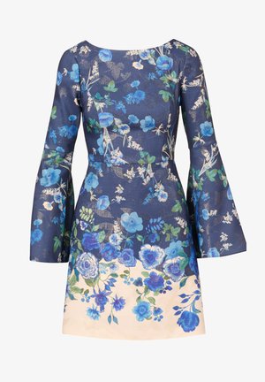 Robe bleu marine avec manches longues évasées, taille cintrée et motif floral passant de fleurs bleues à crème à l'ourlet.