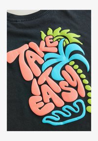 Unausgewählt, charcoal grey back print