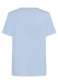 T-shirt bleu clair en tissu doux, avec un col rond, des manches courtes et une coupe décontractée. Texture lisse sans motifs.