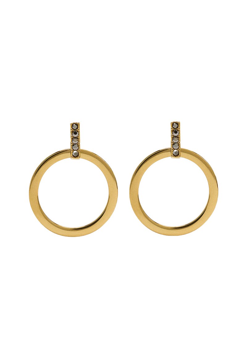 Złote kolczyki koła o gładkim wykończeniu. Każdy z nich ma mały akcent z czterema okrągłymi kamieniami na górnym mocowaniu.