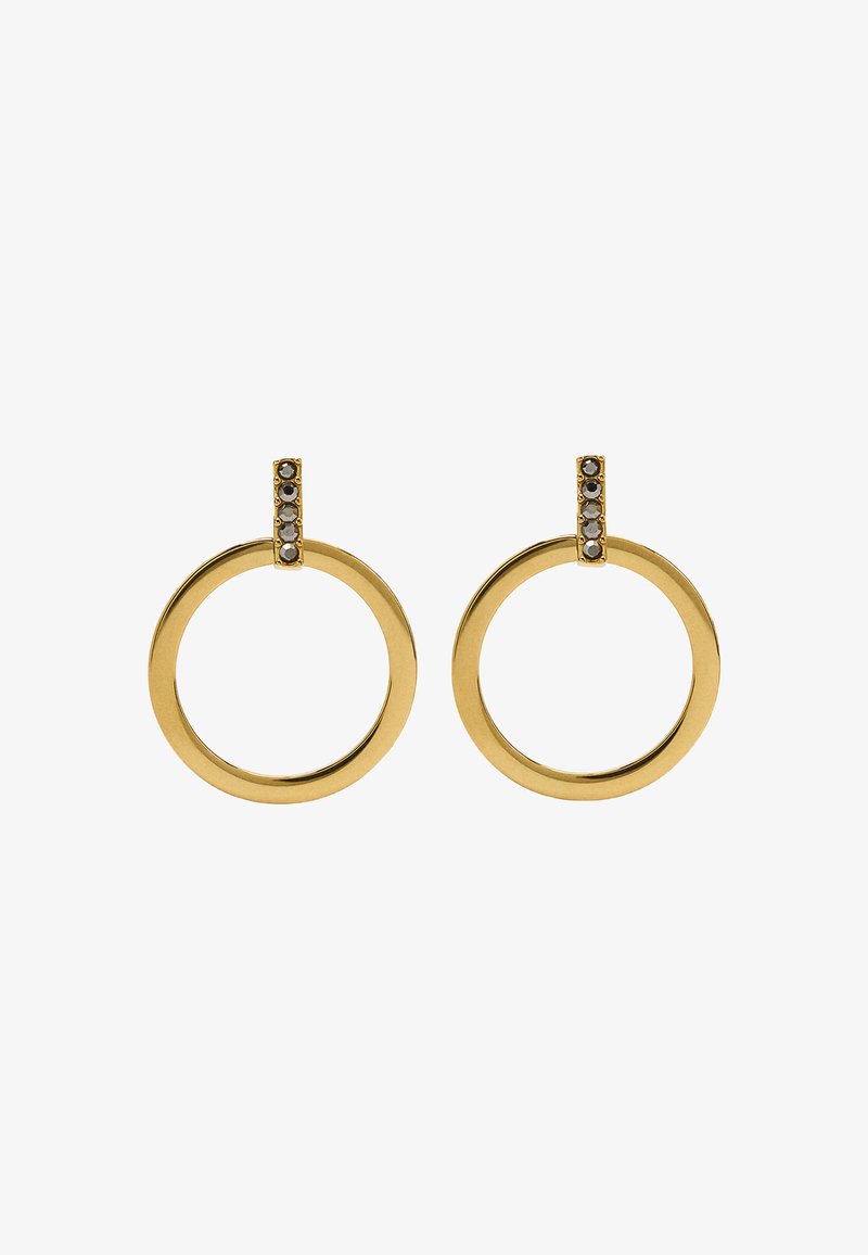 Złote kolczyki koła o gładkim wykończeniu. Każdy z nich ma mały akcent z czterema okrągłymi kamieniami na górnym mocowaniu.