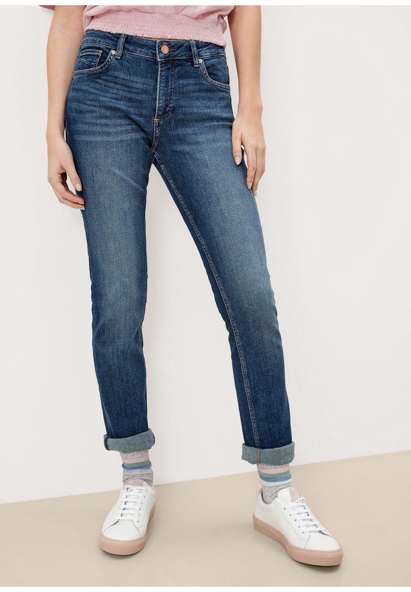 Mörkblå denimjeans med rak benpassform, med knapp- och dragkedjestängning, uppvikta fållar och detaljer på framfickorna.