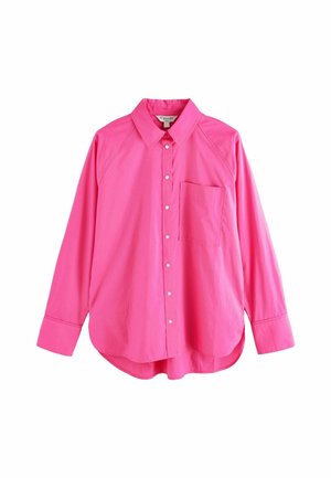 Lyserød langærmet skjorte med knapper, krave og enkelt brystlomme, lagt fladt på en hvid baggrund.