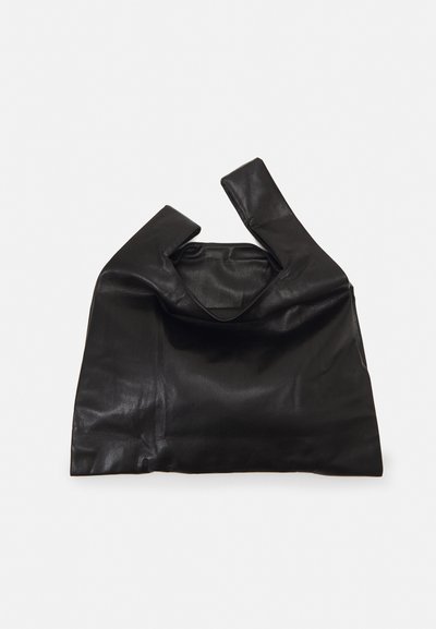 Svart skinn tote-bag med en myk tekstur, unik foldet design og to korte håndtak. Glatt overflate med subtil glans.