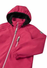 Veste softshell rose avec une capuche doublée en polaire noire, fermeture éclair intégrale, poignets élastiques et deux poches zippées. Texture lisse, design décontracté.