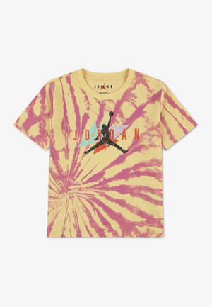Żółto-różowa koszulka tie-dye z czarnym logo Jumpman i wielokolorowymi geometrycznymi kształtami za napisem "JORDAN" na środku przodu.