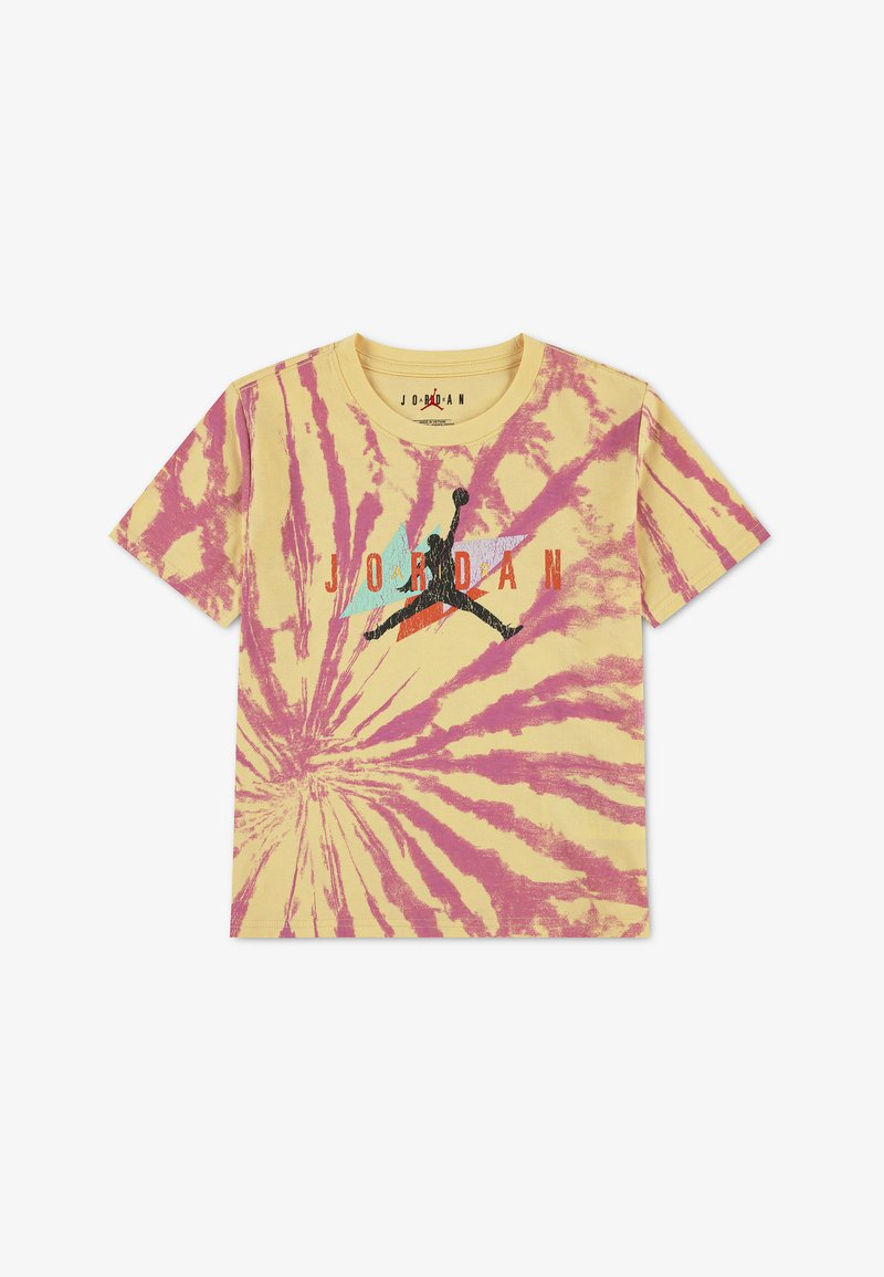 T-shirt tie-dye jaune et rose avec logo Jumpman noir et formes géométriques multicolores derrière le texte "JORDAN" au centre avant.