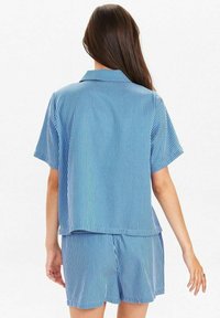 Blå och vitrandig kortärmad pyjamasuppsättning med en krag skjorta och matchande shorts, med en avslappnad passform och mjukt tyg.