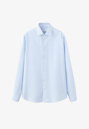 Lyseblå skjorte med lange ærmer og lodrette hvide striber, knappet krave og knaplukning foran. Stoffet ser glat og let ud.