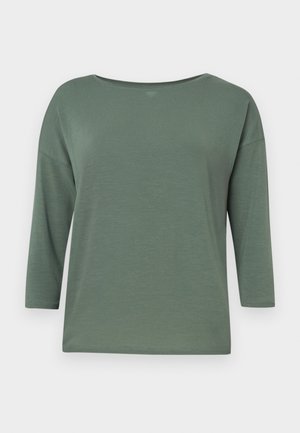 Zielona, lekka bluzka z szerokim dekoltem, rękawami o długości trzy czwarte i luźnym krojem. Gładka tekstura z minimalnymi detalami przeszyć.