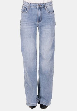 Jeans azzurri chiari a vita alta con gamba dritta, tasche frontali, passanti per cintura, bottone e cerniera, indossati con scarpe nere a punta.