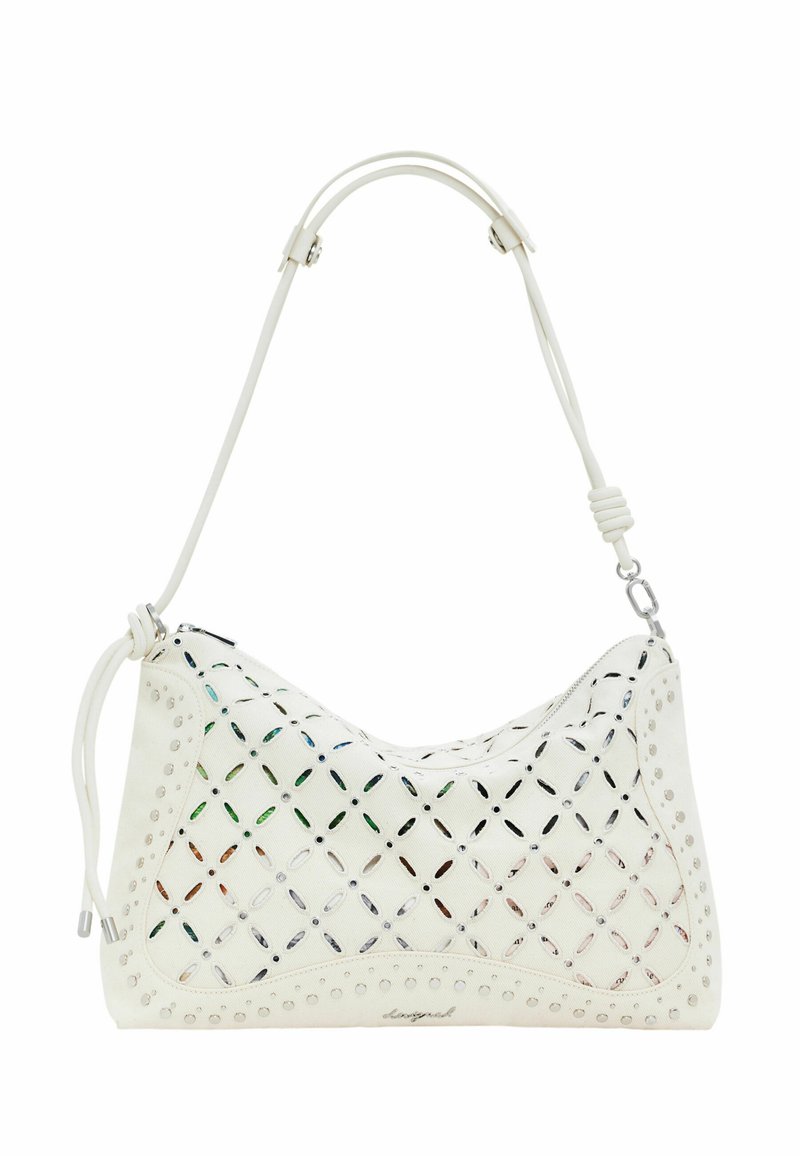 Borsa bianca con motivo geometrico a ritaglio, accenti metallici e una singola tracolla regolabile. Texture liscia con chiusura a zip.