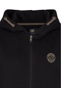 Sudadera negra con cremallera y capucha con cuerda, hecha de una tela suave. Presenta un parche con el logo y una cremallera metálica en la parte delantera.