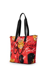 Rode draagtas met dierenillustraties, zwarte schouderbanden en een gouden logo. Voorzien van grafische patronen en een ritsluiting aan de bovenkant.