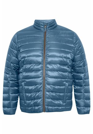 Helleblaue isolierte Jacke mit horizontaler Steppung, Stehkragen und einem Reißverschluss auf der Vorderseite. Verfügt über seitliche Taschen und eine glatte, glänzende Textur.