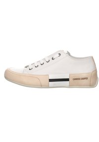 Sneaker in pelle bianca con punta beige e una striscia nera sul lato. Presenta occhielli in metallo e lacci bianchi. Nome del marchio stampato.