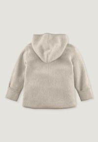 Beige Fleece-Hoodie mit weicher Textur, Kapuze und langen Ärmeln. Verfügt über gerippte Bündchen und einen abgerundeten Saum, entworfen für Wärme und Komfort.