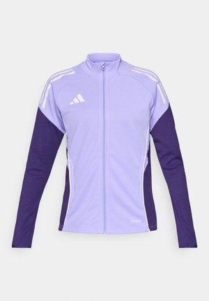 Giacca sportiva lilla chiaro con maniche viola scuro, chiusura con zip e strisce bianche sulle spalle. Realizzata in materiale traspirante e che assorbe l'umidità.