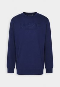 Felpa girocollo blu navy con maniche lunghe e testo ricamato "Lyle & Scott Established 1874" sul petto.