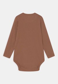 Bodies de bebé de manga longa numa cor castanha quente, feitos de um tecido suave com decote arredondado e fecho de mola na parte de baixo.