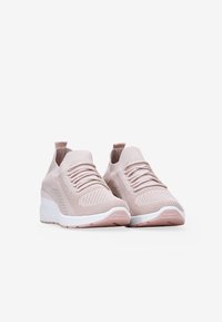 Sneaker in maglia di un rosa chiaro con superficie testurizzata, lacci elastici e suola in gomma bianca, caratterizzati da un sottile motivo geometrico.